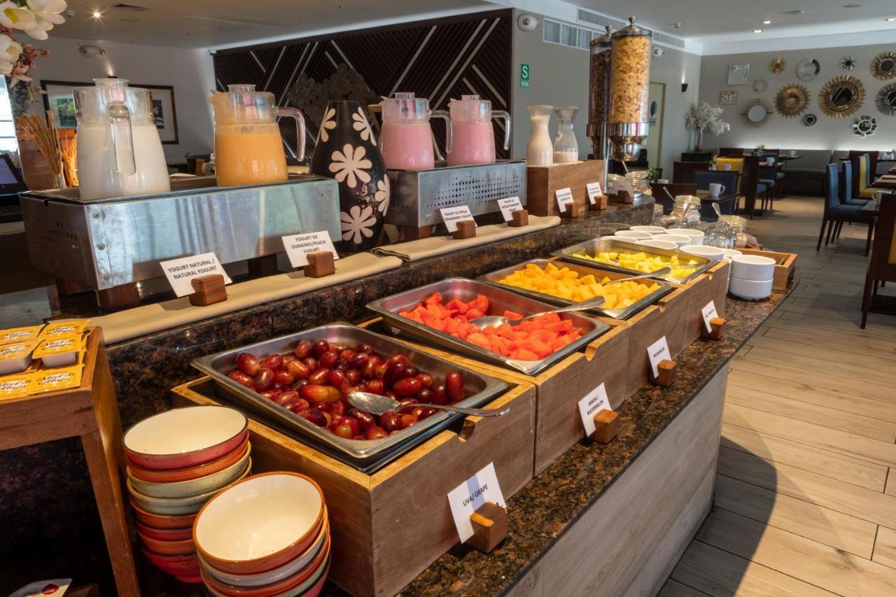 Casa Andina Premium Miraflores Lima Exterior foto A buffet at a hotel