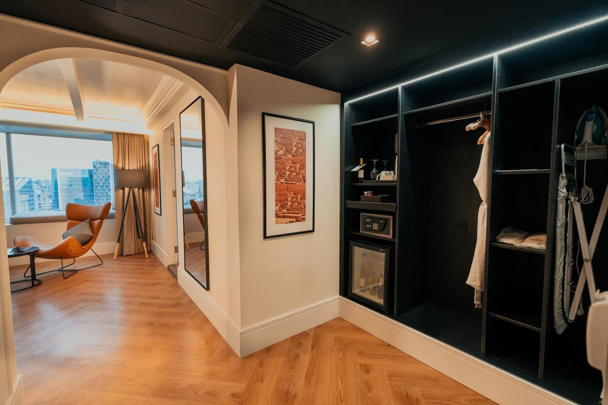 Casa Andina Premium Miraflores Lima Exterior foto A walk-in wardrobe