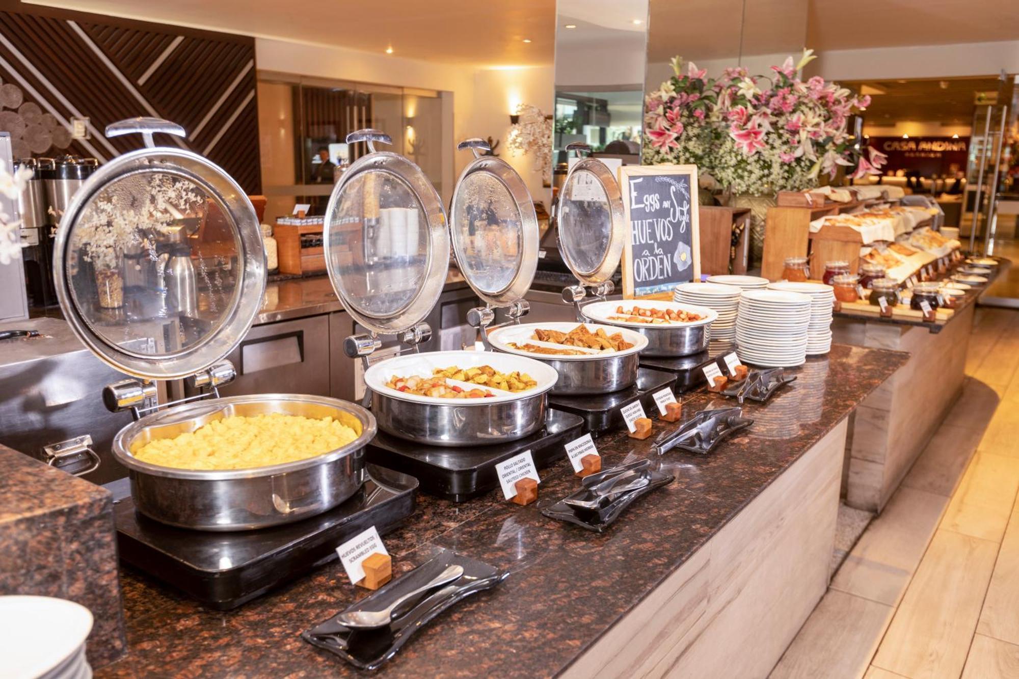 Casa Andina Premium Miraflores Lima Exterior foto A buffet at a hotel