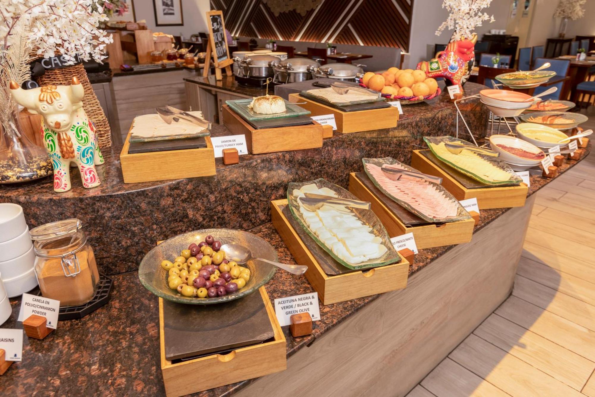 Casa Andina Premium Miraflores Lima Exterior foto A buffet at a hotel