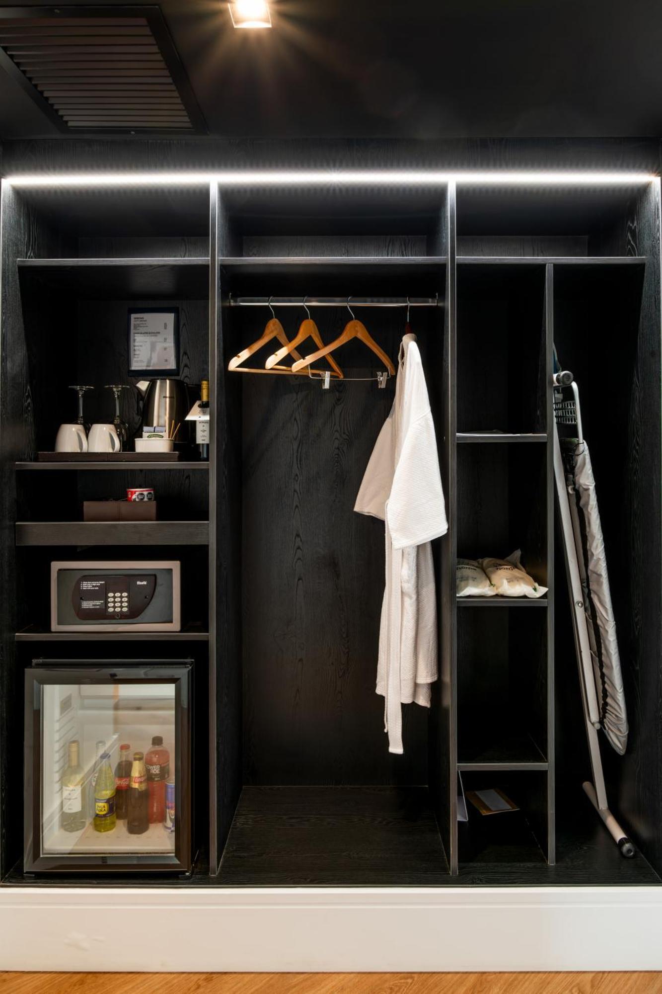 Casa Andina Premium Miraflores Lima Exterior foto A wardrobe