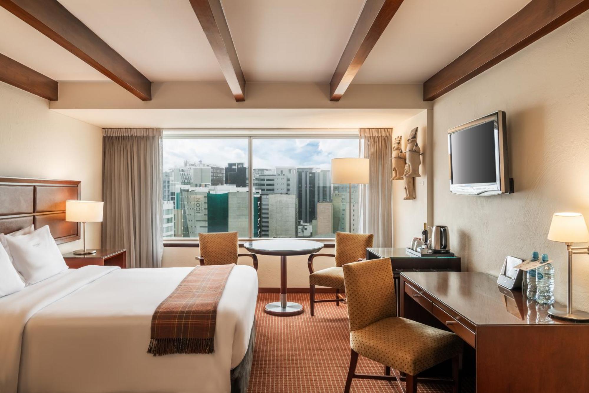 Casa Andina Premium Miraflores Lima Exterior foto A guest room at the Four Seasons Hotel, Lima